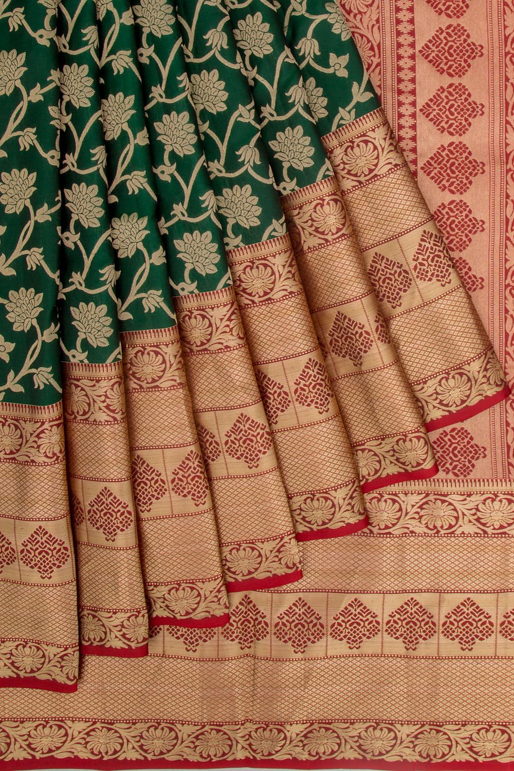 Prashanti - What saree is this? a. Kanchi silk b. Silk... | Facebook