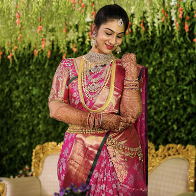 Flawless bridal look in evergreen red bridal lehenga. ❤ In frame-  @nehajethwani529 Outfit- @annus_creation MUA/ jewellery-… | Instagram
